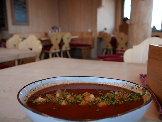 Suppe in der Gaststube der Ostlerhütte