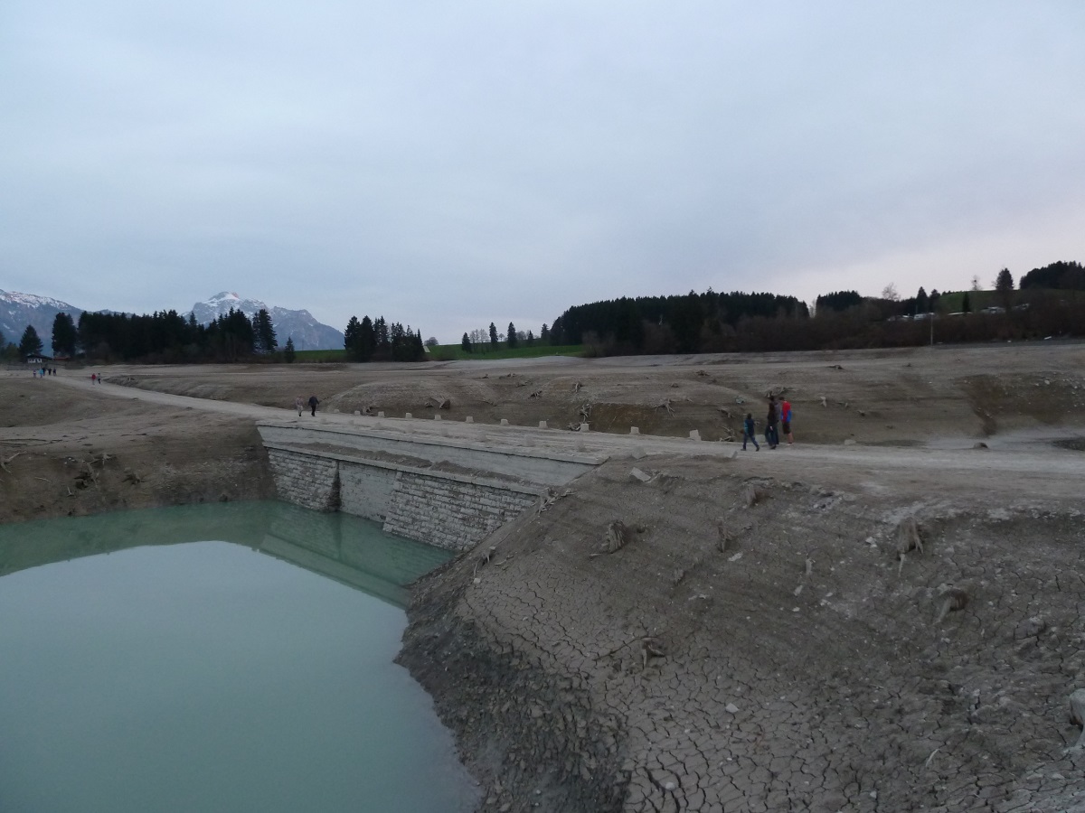 Mondlandschaft mit Tiefgang: der Forggensee ohne Wasser