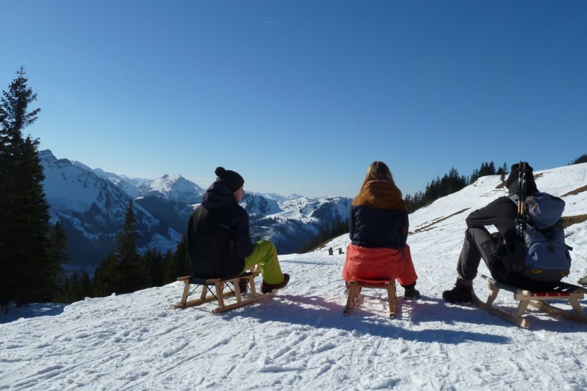 Drei Rodler auf dem Breitenberg bei Pfronten im Allgäu