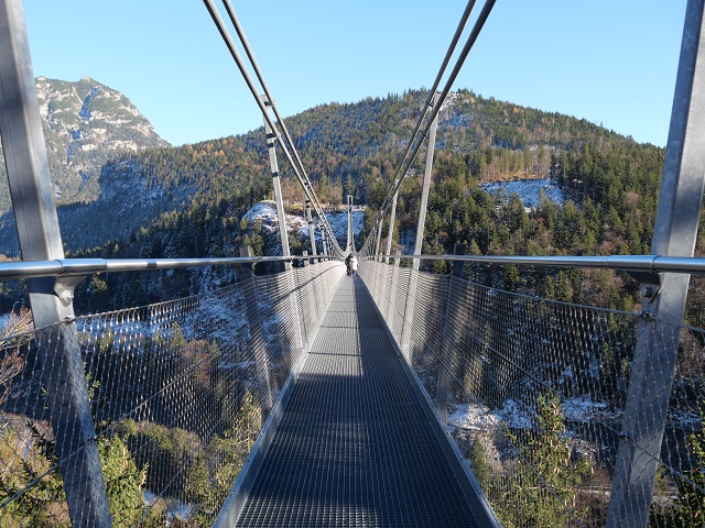 Auf der Hängebrücke Highline 179 in der Burgenwelt Ehrenberg