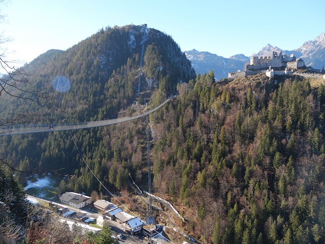 Blick auf die Burgenwelt Ehrenberg mit der Highline 179, den beiden Schrägaufzügen, der Burgruine Ehrenberg, der Festung Schlosskopf und der Festung Klause