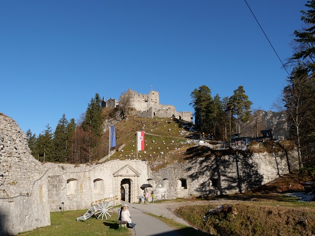 Blick auf die Burgruine Ehrenberg