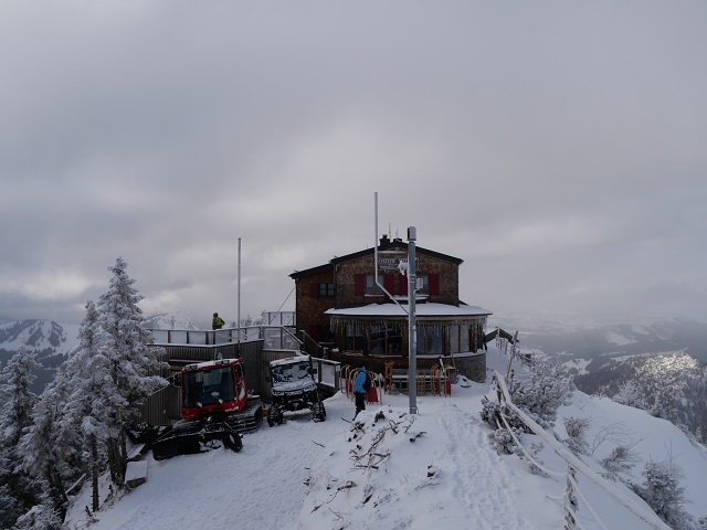 Blick auf die Ostlerhütte im Winter