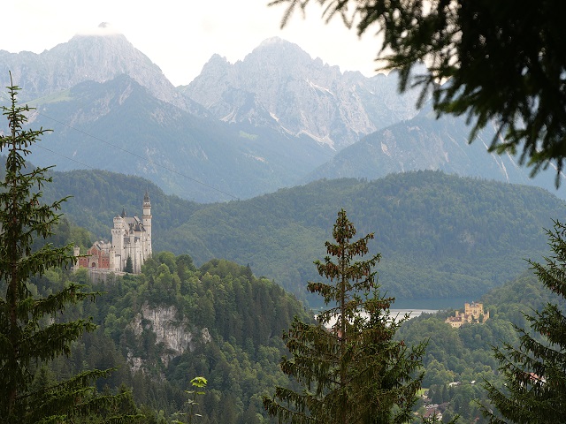 Blick auf die Schlösser Neuschwanstein und Hohenschwangau  vom Schutzengelweg aus