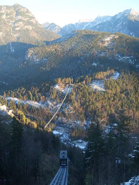 Blick vom Schlosskopf auf den Top Liner und die Hängebrücke Highline 179