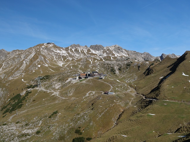 Blick vom Zeigersattel aufs Nebelhorn und die Bergstation Höfatsblick