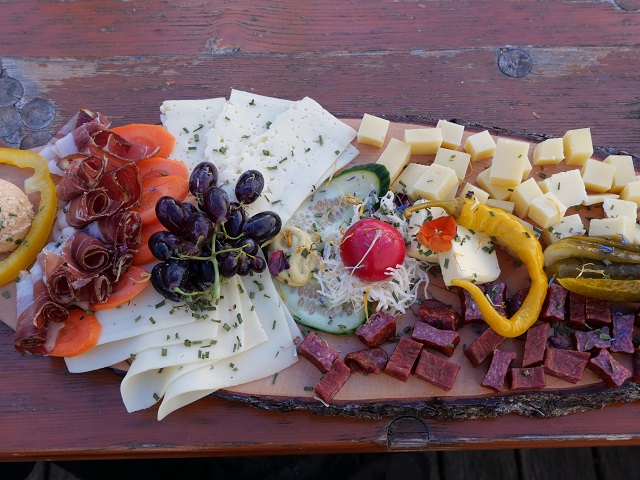 Brotzeitplatte auf der Ostlerhütte