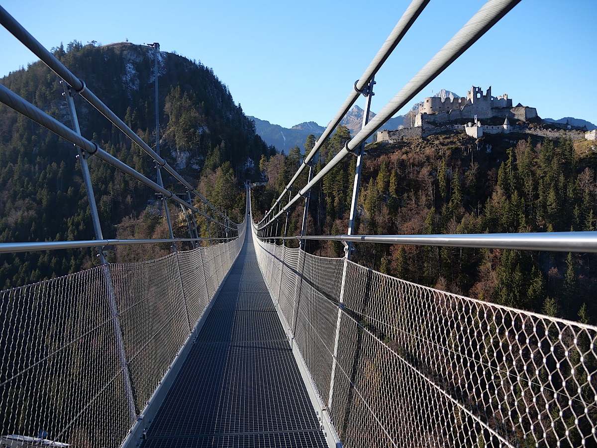 Burgenwelt Ehrenberg - Blick von der highline 179 auf die Ruine Ehrenberg und die Festung Schlosskopf