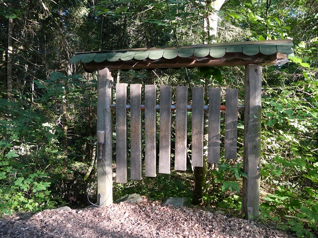 Holz-Xylophon im Wald