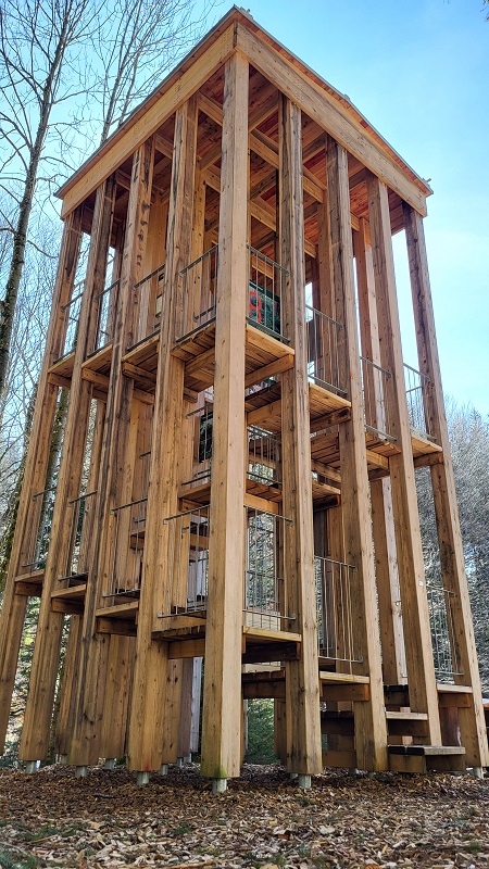 Holzturm auf dem Carl-Hirnbein-Weg