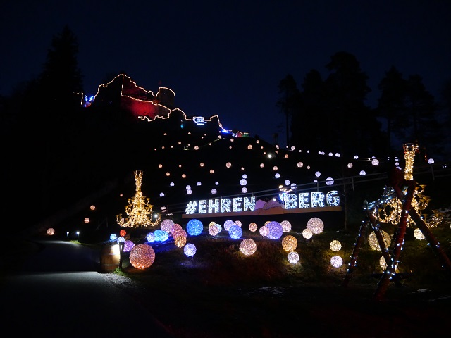 Lichterkugeln und Schriftzug - Lumagica Burgruine Ehrenberg