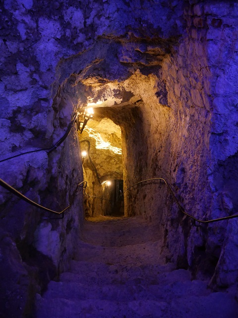 Magisch beleuchteter Geheimgang in der Burgruine Ehrenberg