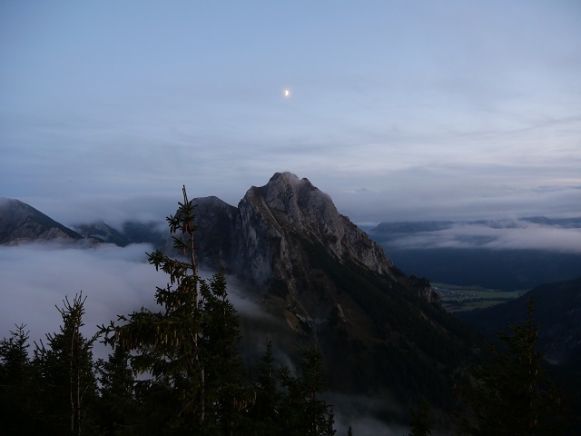 Mond über dem Aggensteingipfel