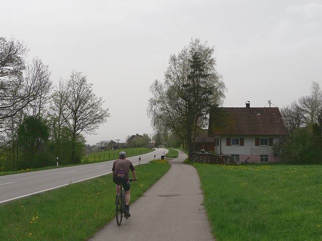 Radweg an der B12 bei Stockenweiler 