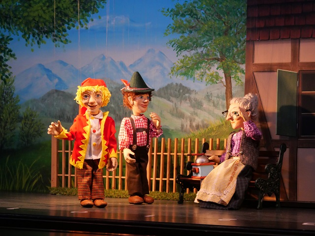 Szenenbild aus dem Räuber Hotzenplotz im Memminger Marionettentheater