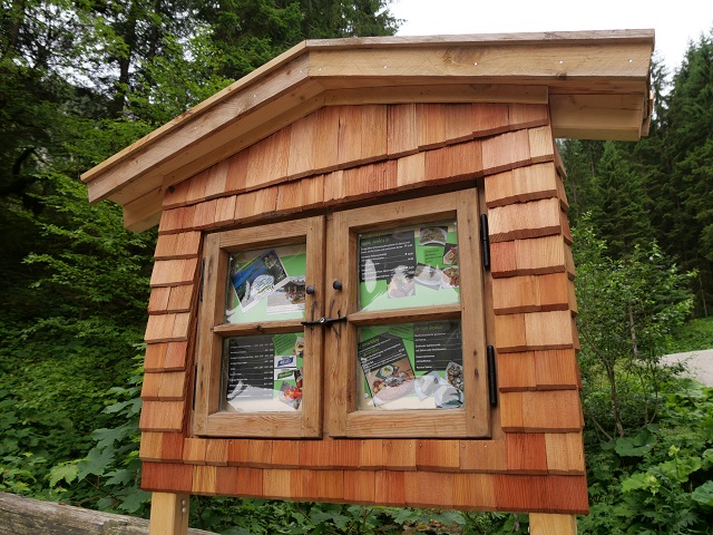 Tafel mit Speisekarte der Drehhütte