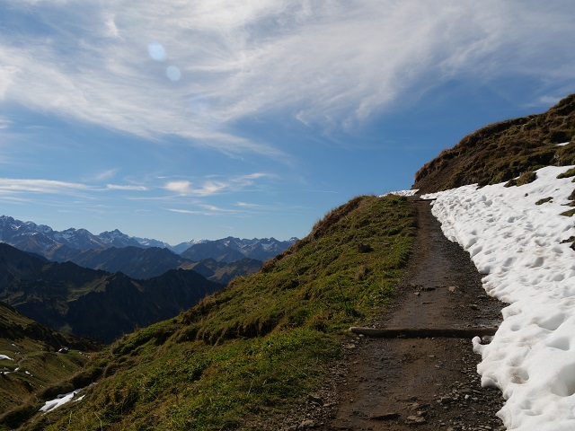 Wanderweg zum Zeigersattel mit Schneeresten