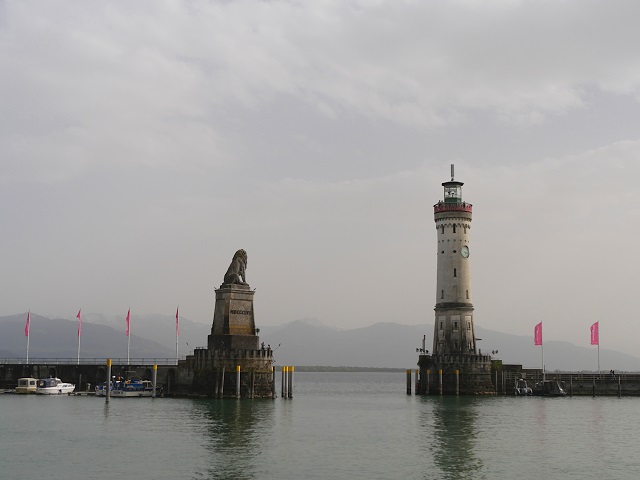 die Lindauer Hafeneinfahrt mit Leuchtturm 