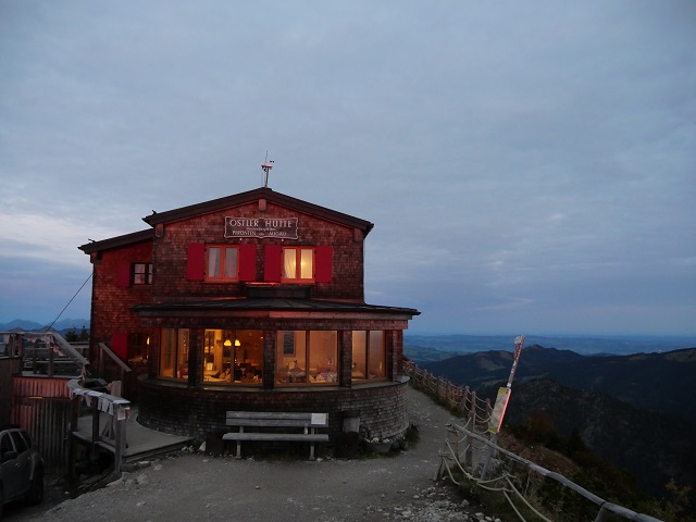 die Ostlerhütte in der Morgendämmerung